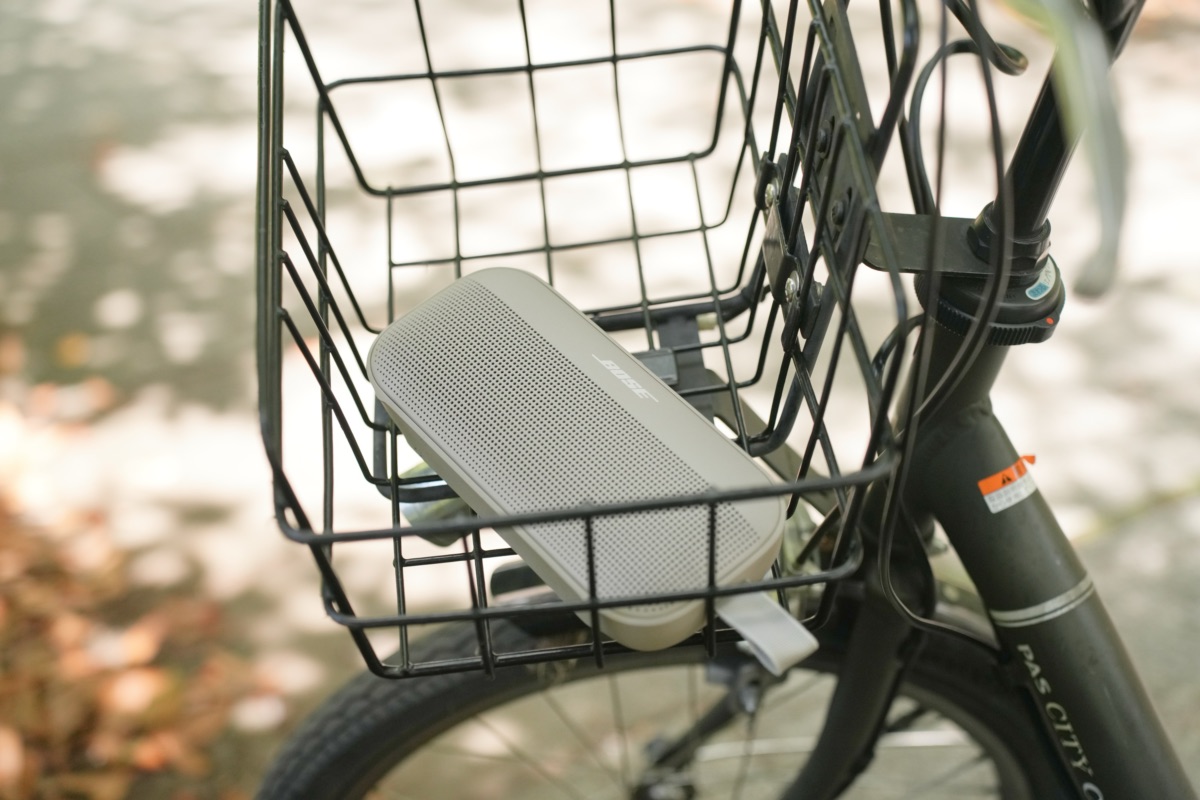 自転車のカゴに入ったSoundLink Flex(第2世代)