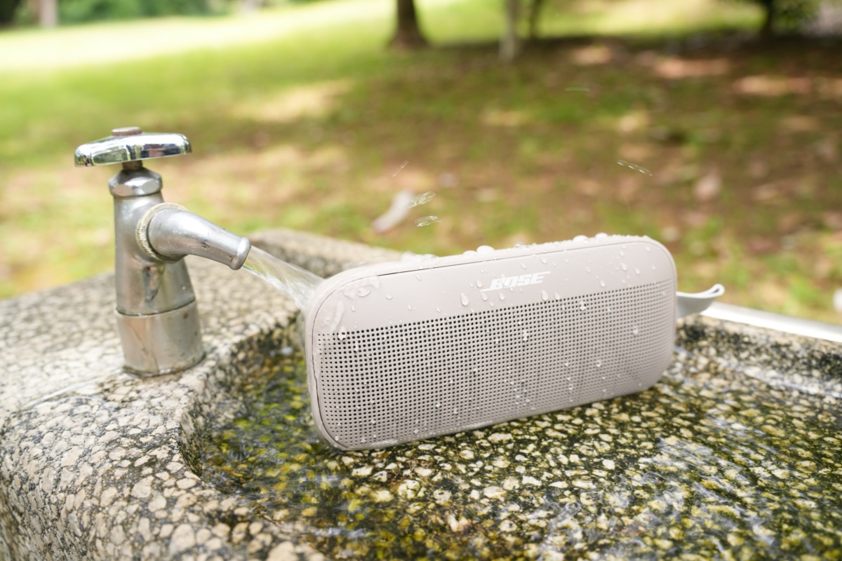 水で丸洗いされているSoundLink Flex(第2世代)