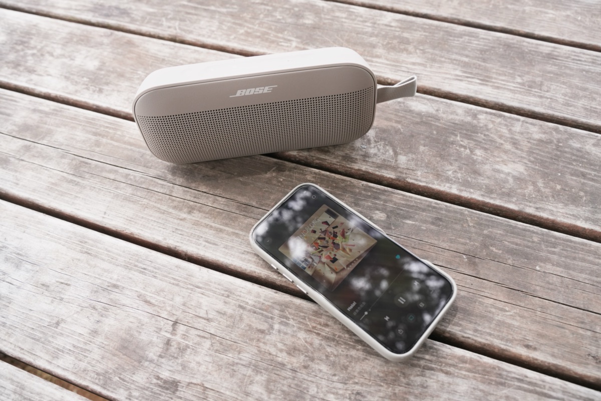 音楽を再生するiPhone16ProとSoundLink Flex(第2世代)