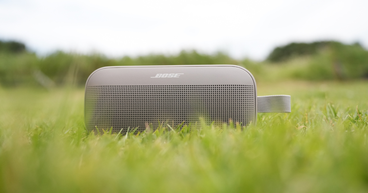 無造作に庭に置いたSoundLink Flex(第2世代)