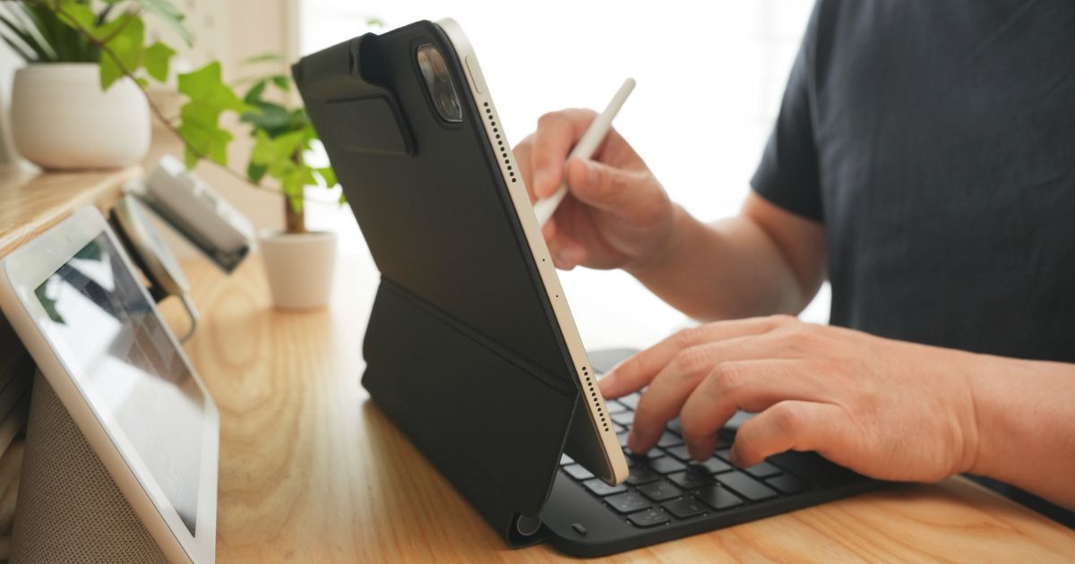 ESRのマグネットキーボードケースとペンシルを使う筆者