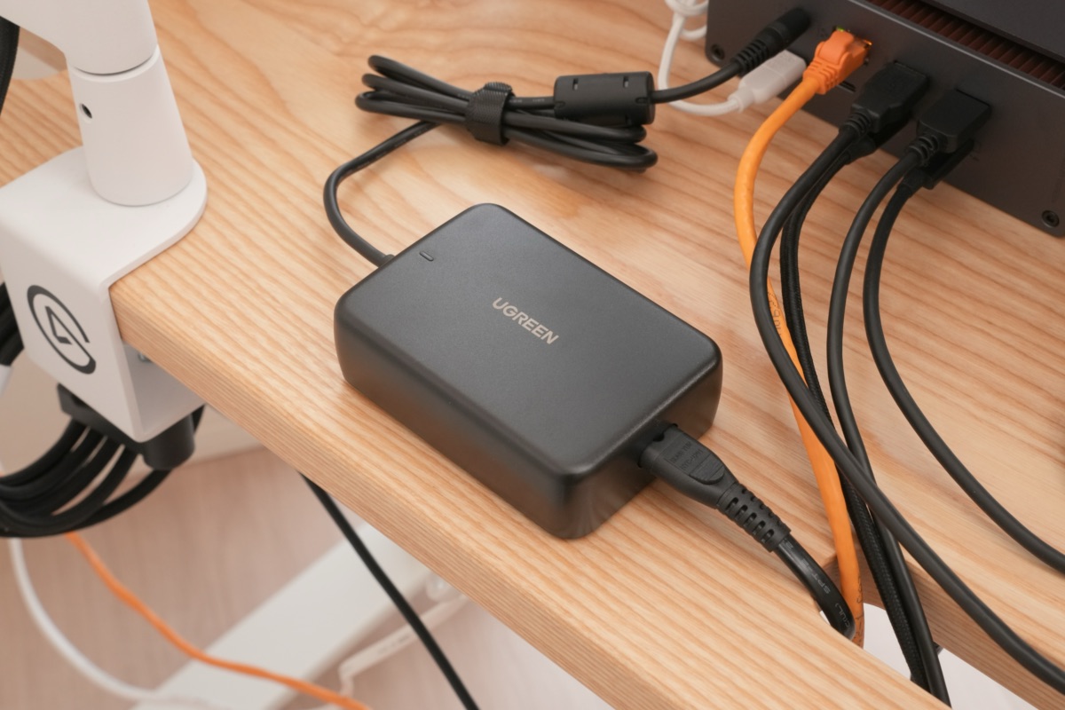 デスクに置いたGaN充電器
