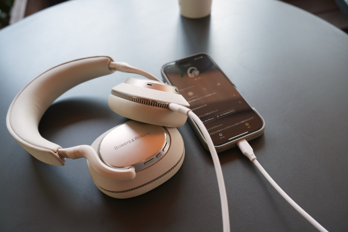 ケーブルでiPhone16Proと繋いだPx7 S3