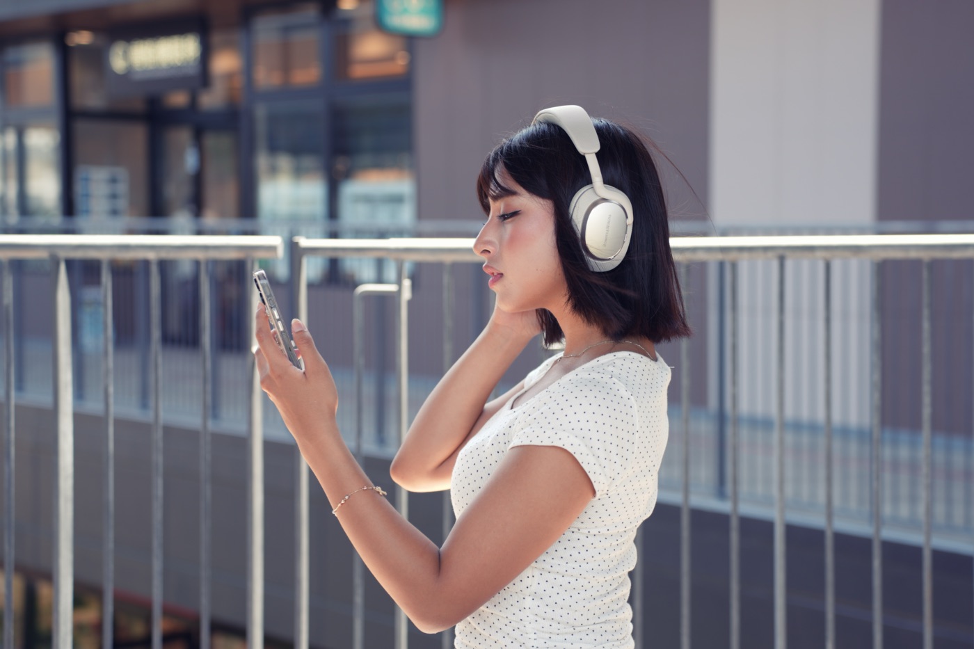 Px7 S3で通話をしながら歩く女性