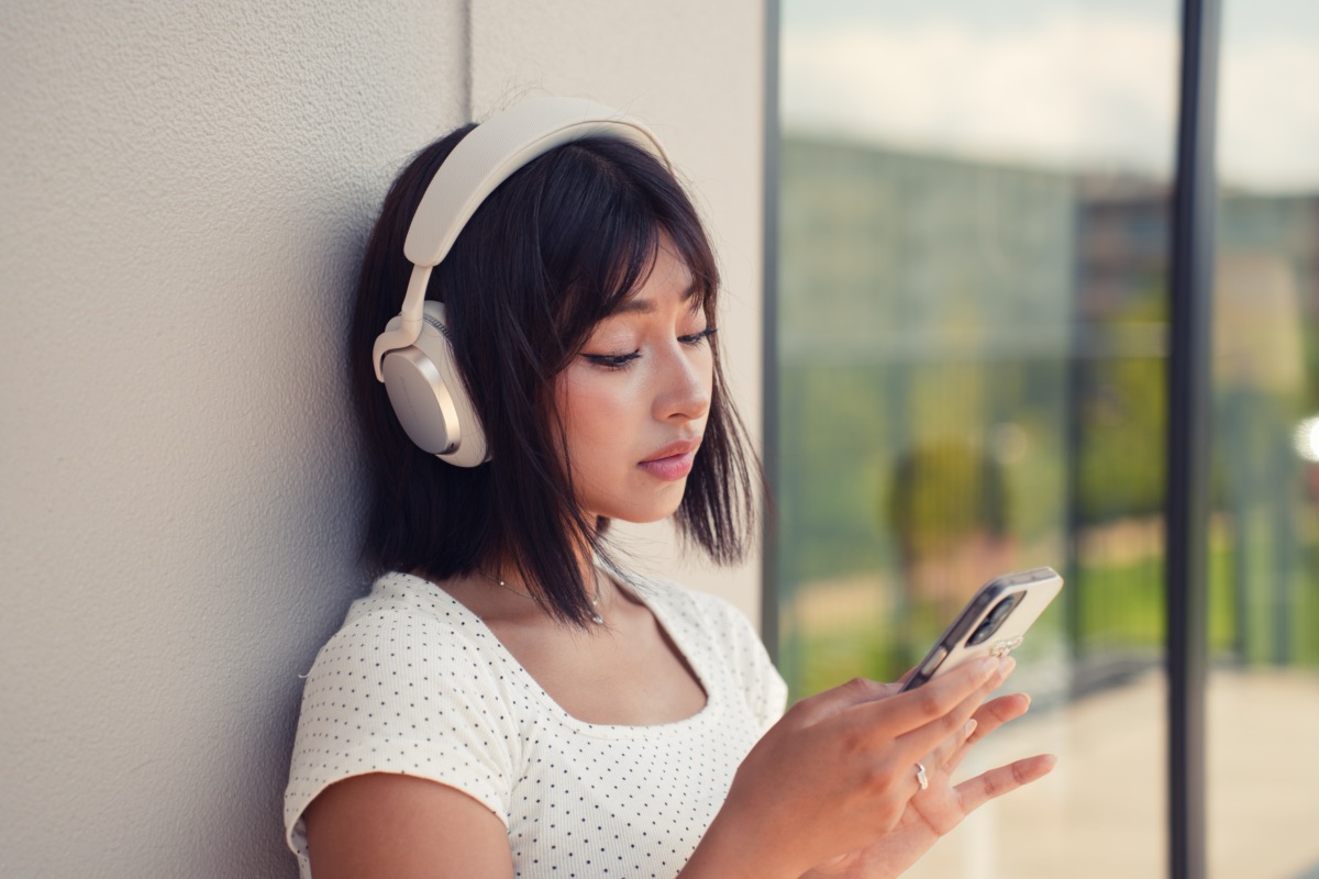 Px7 S3で音楽を楽しむ女性