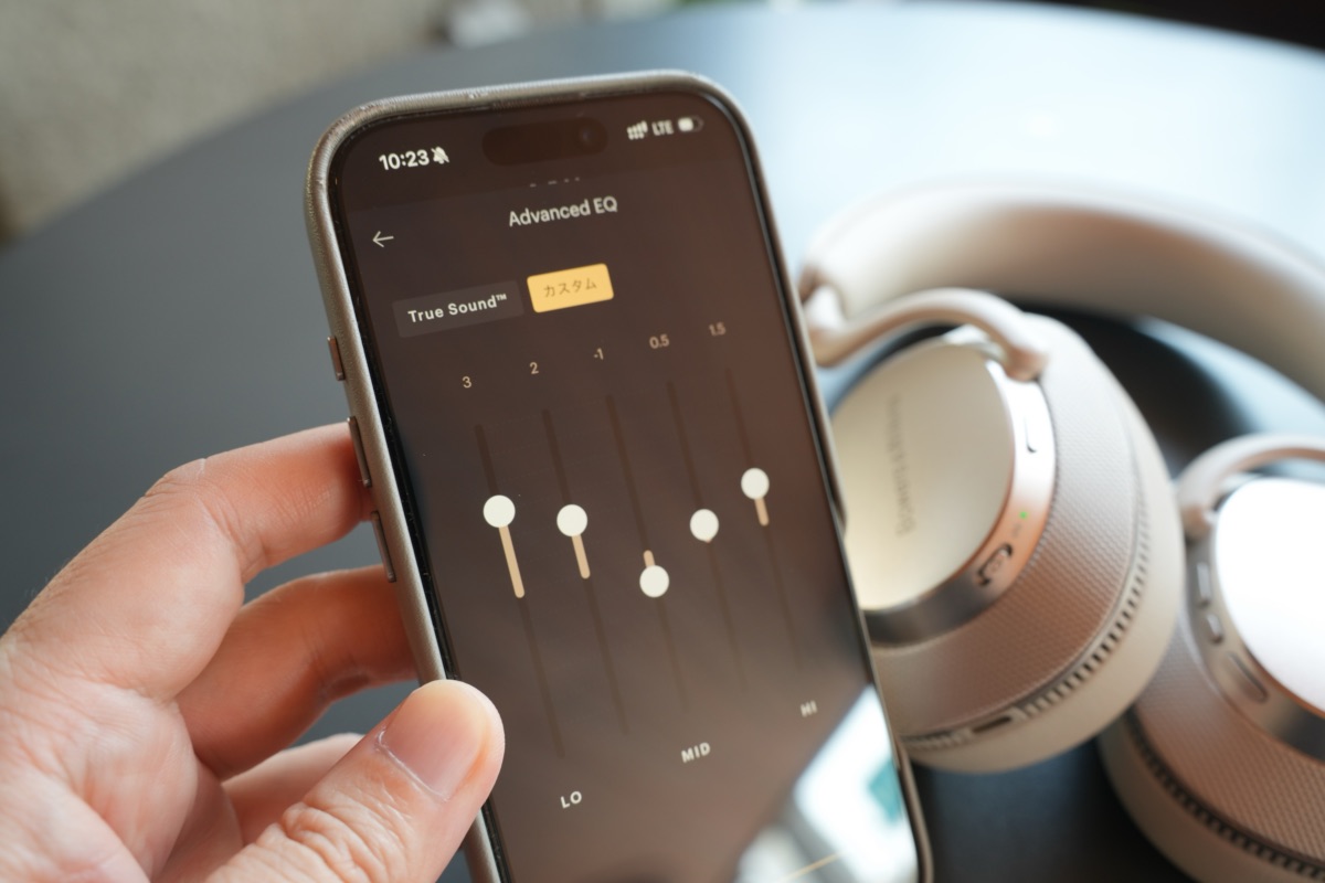 Bowers & Wilkins Musicアプリでイコライジングをする様子