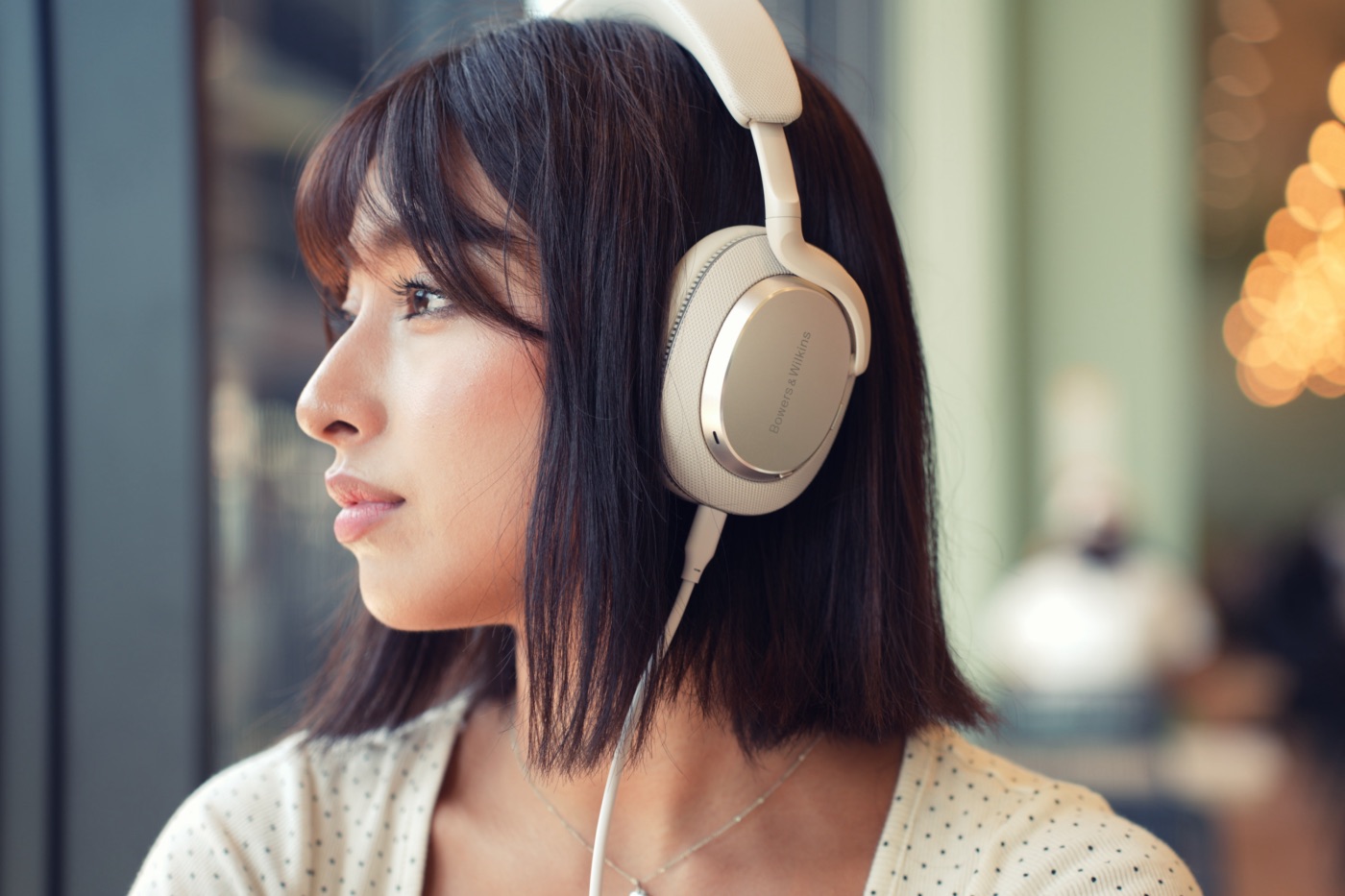 カフェでPx7 S3のサウンドを楽しむ女性