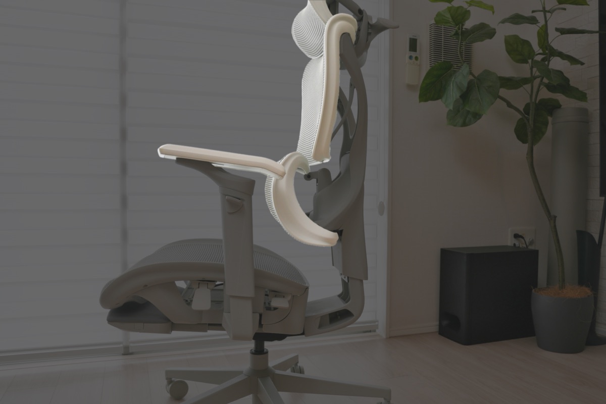 Pro 2の背もたれとアームレストの位置関係（直立時）