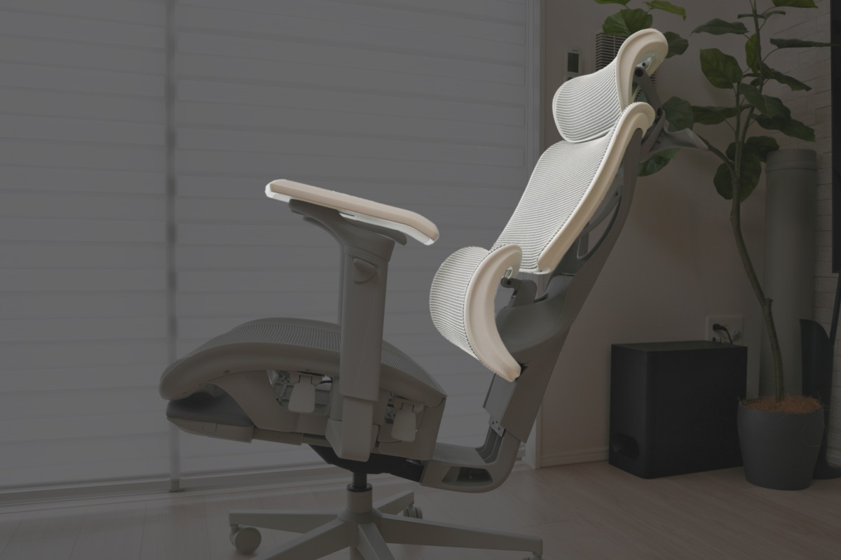 Pro 2の背もたれとアームレストの位置関係（リクライニング時）