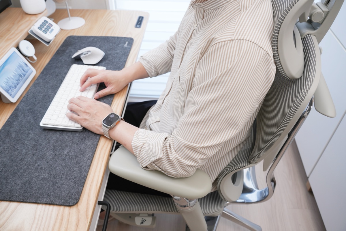 COFO Chair Premium 2に座りキーボードを打つ筆者