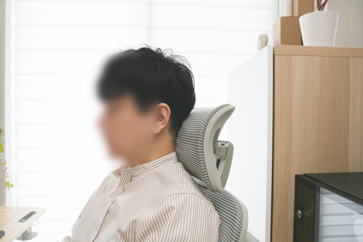 首のカーブにフィットするヘッドレスト