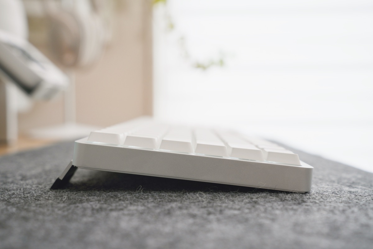 キックスタンドを開いたときの側面の様子