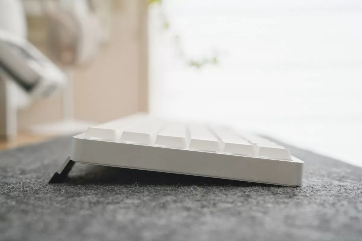 キックスタンドを開いたときの側面の様子
