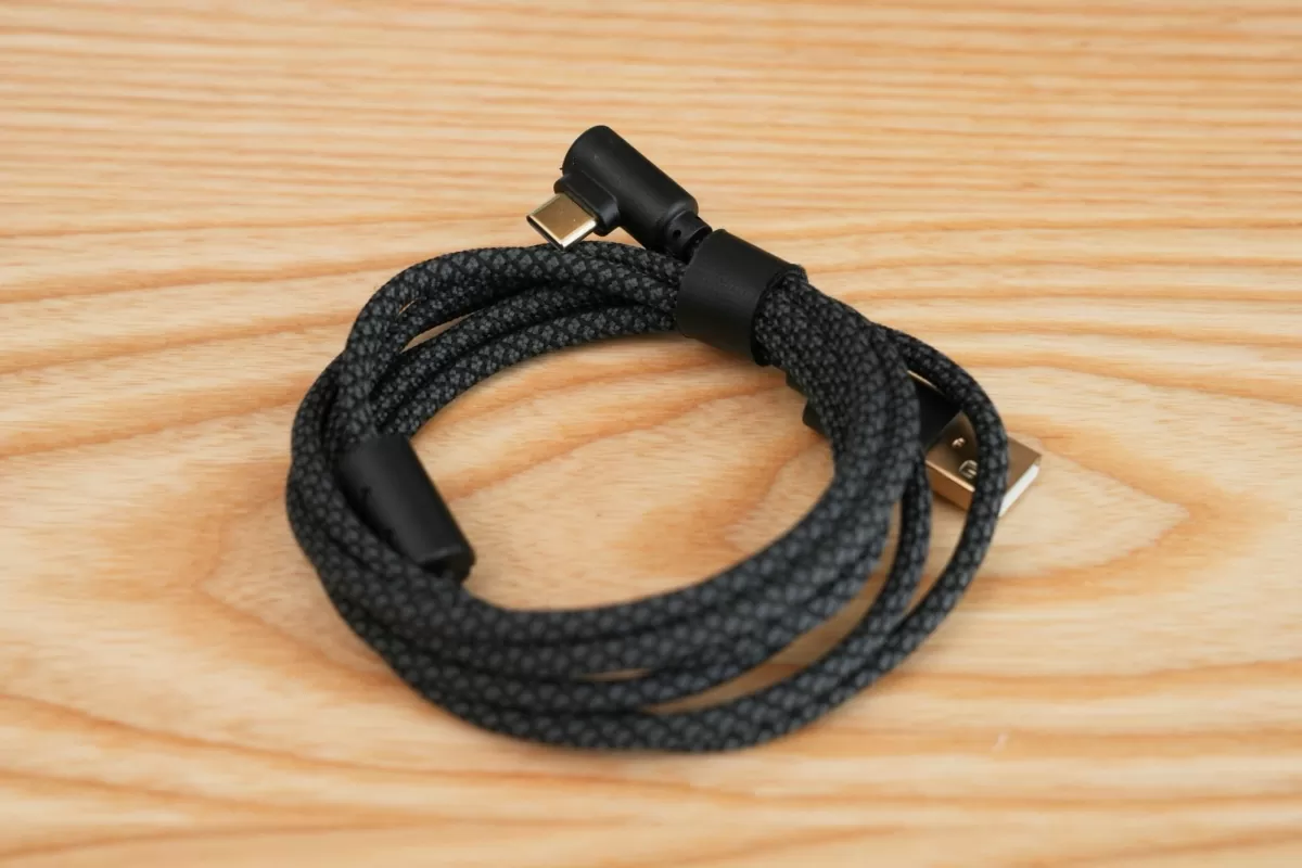 付属のUSBケーブル