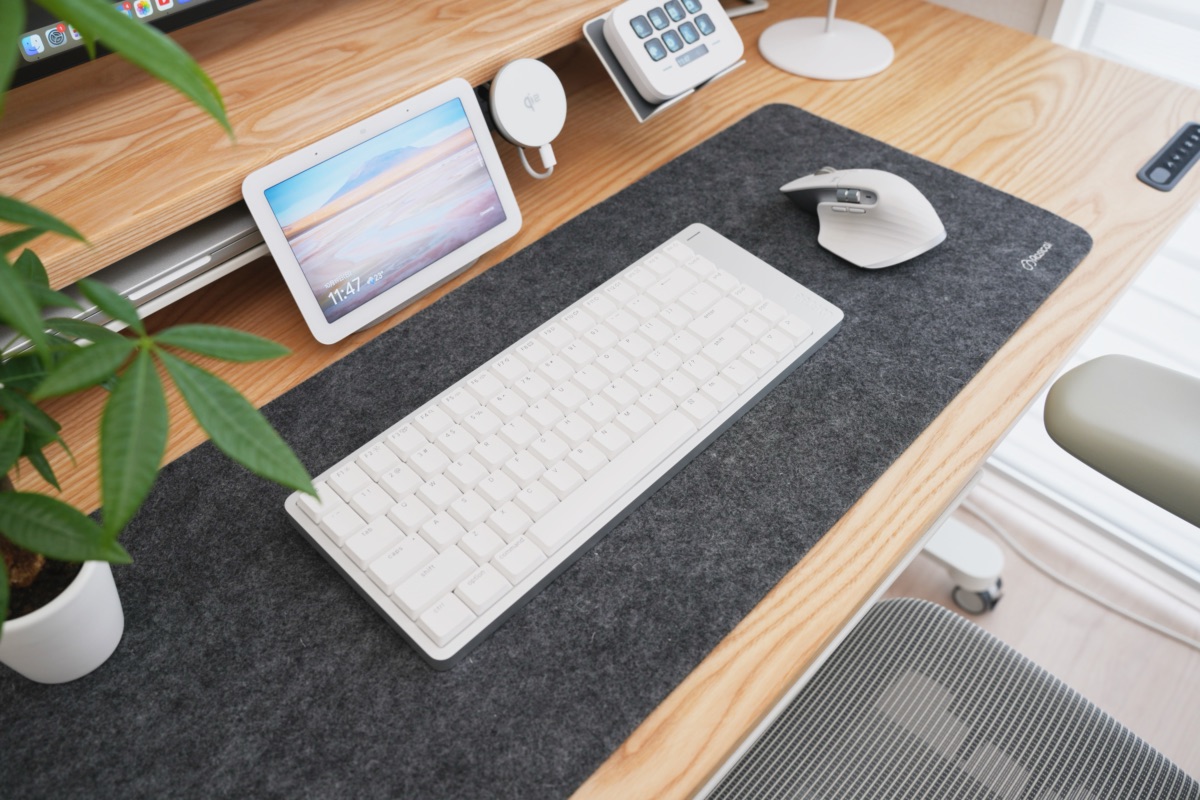 デスク上で存在感を放ちながらも主張しすぎないFLOW2