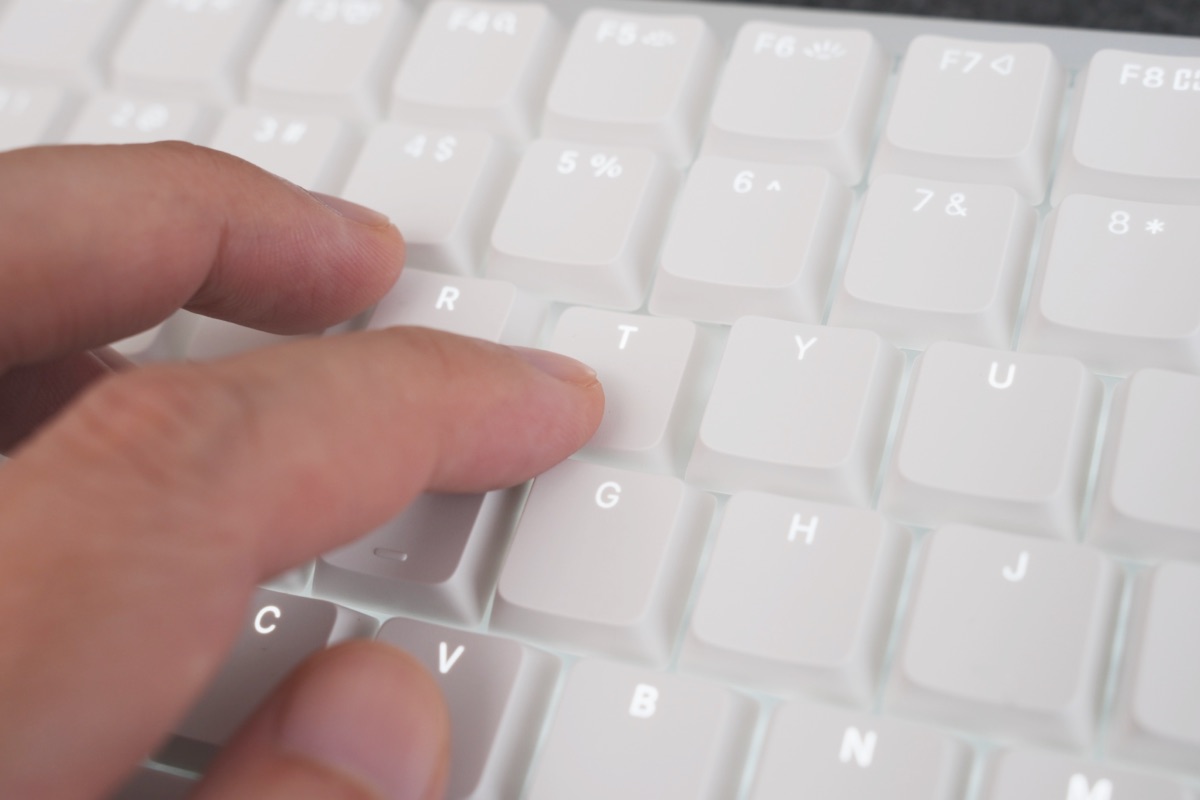 指でキーを押す様子