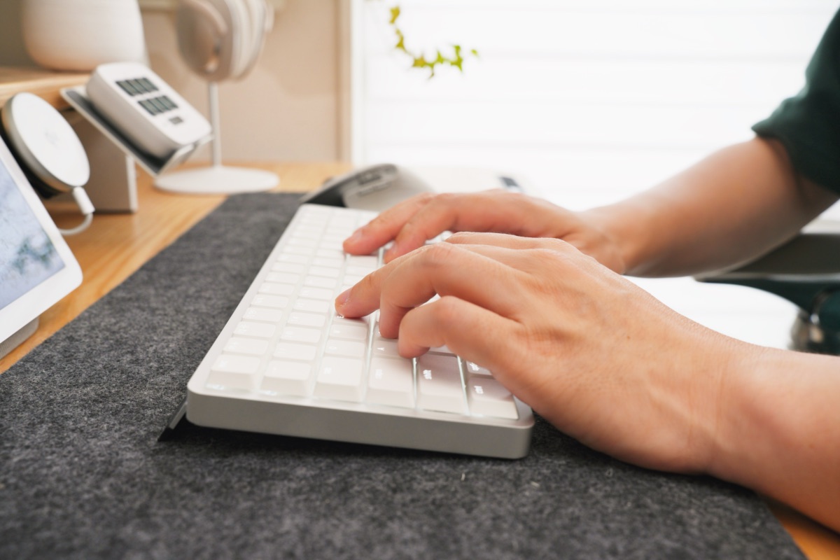 Lofree Flow 2をタイピングする筆者