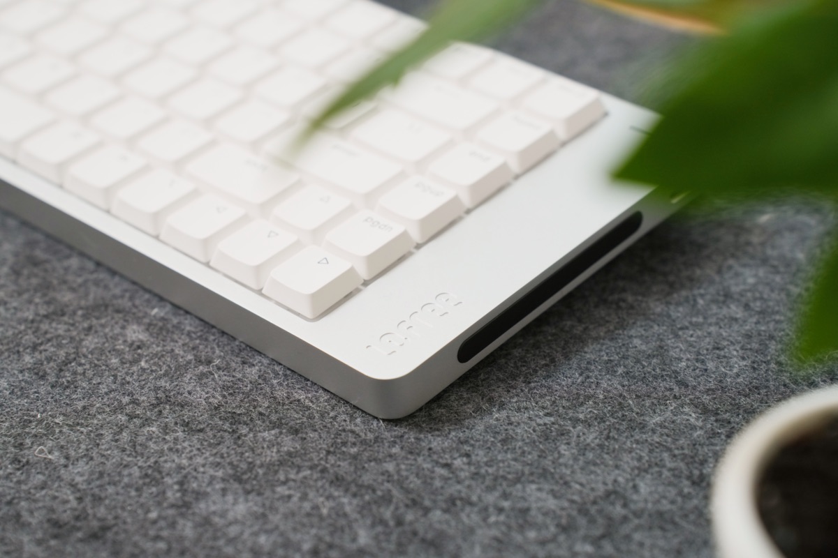 サイドの張り出し(アゴ)とタッチバー