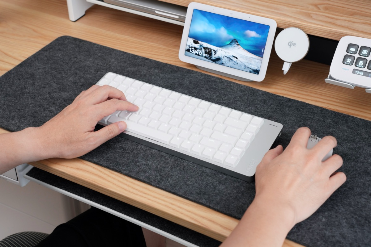 マウスを持つ手がタッチセンサーに触れる様子