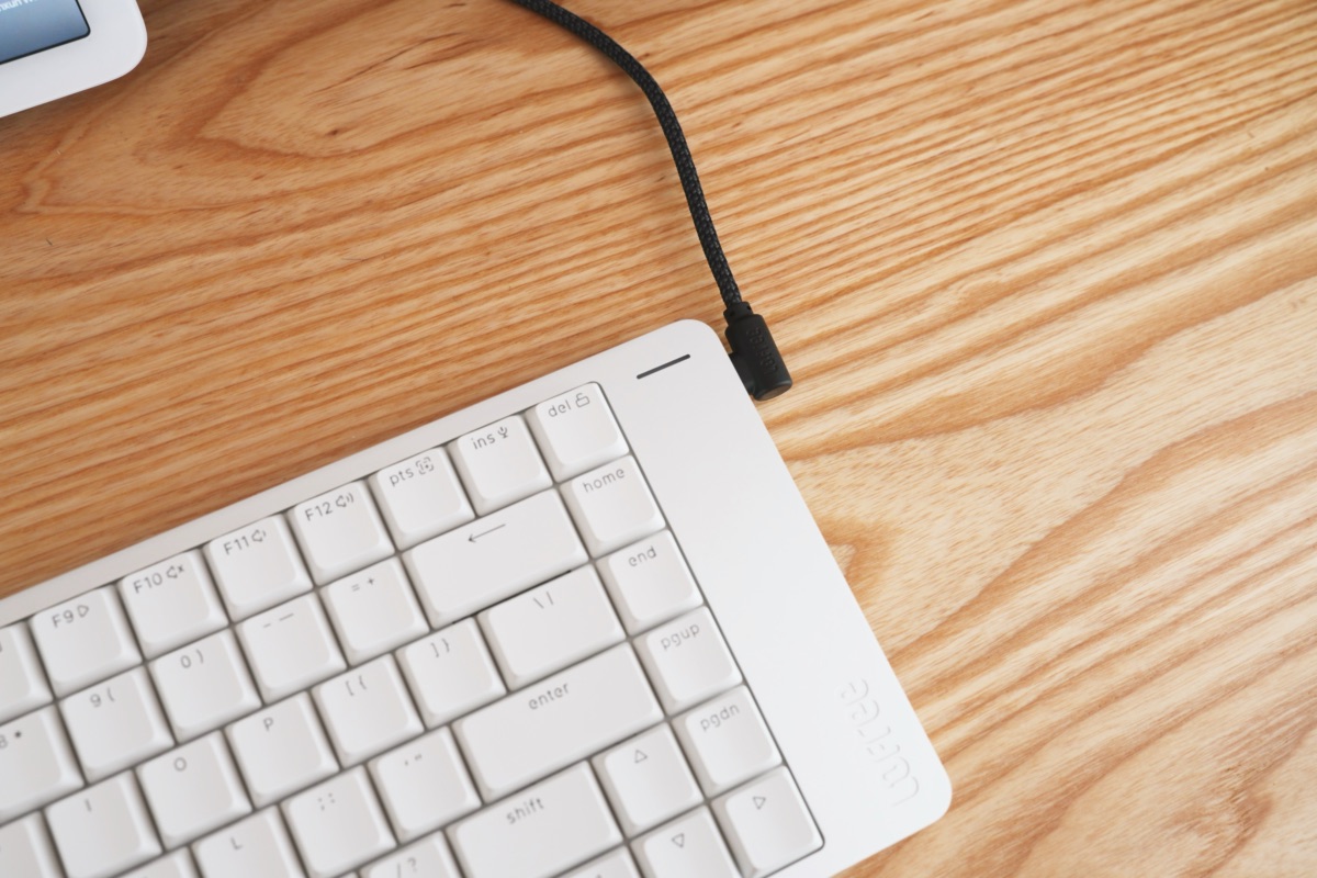 側面に接続したUSBケーブル