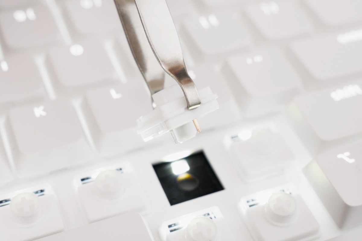 キースイッチプラーでスイッチを外す様子