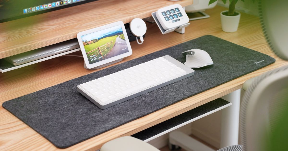 デスクに置いたLofree Flow 2(俯瞰)