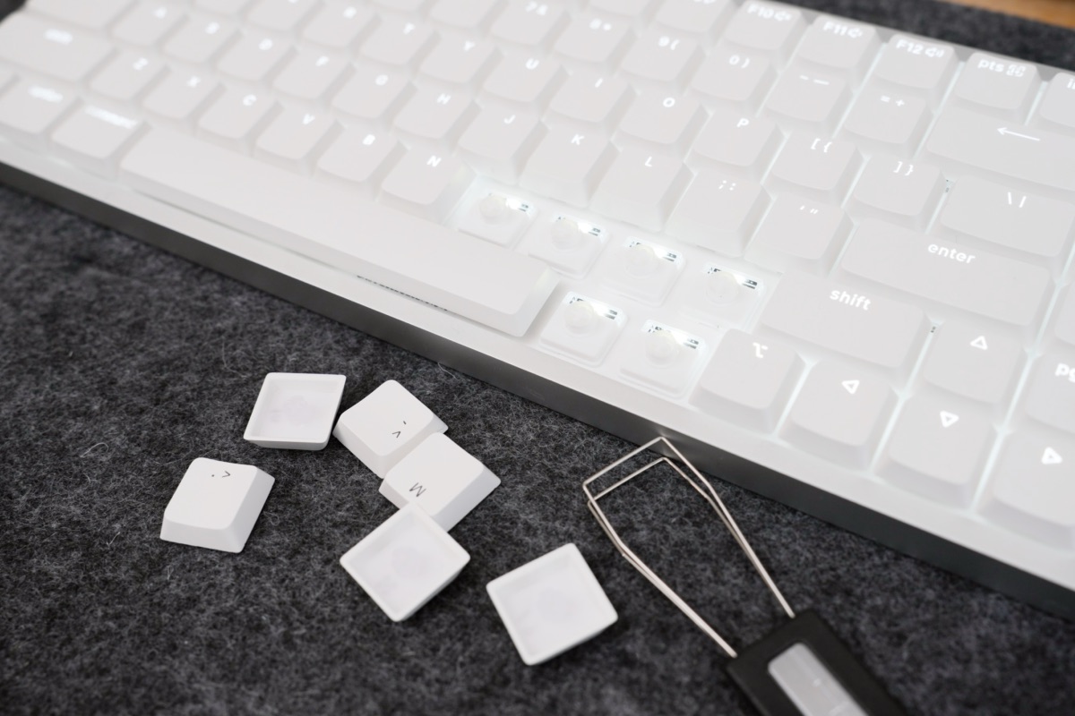 キーキャップをキープラーで外す様子