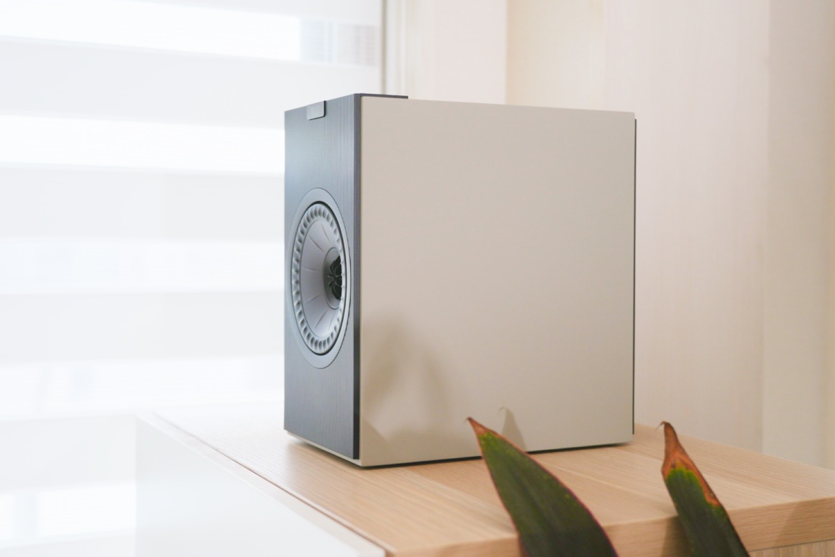 斜め横から見たKEF Coda W