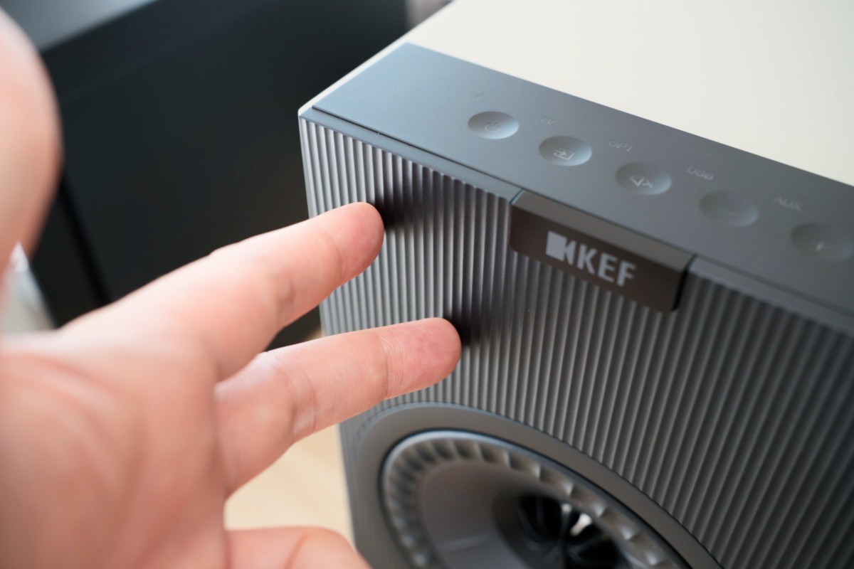 ストライプ上の凹凸が再現された正面パネル