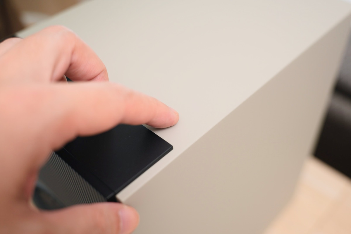 エンクロージャーの表面を触る筆者