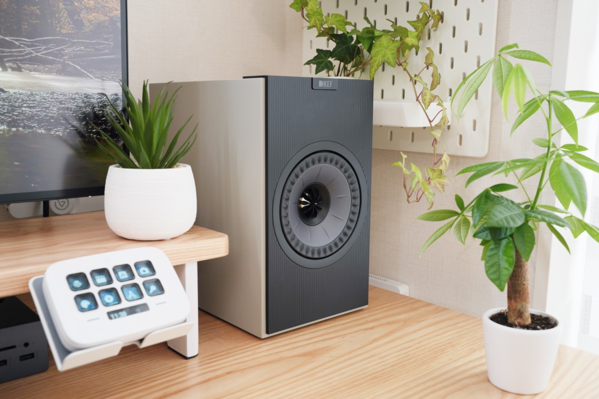 KEF Coda W ブックシェルフスピーカーをデスク背面に設置した様子