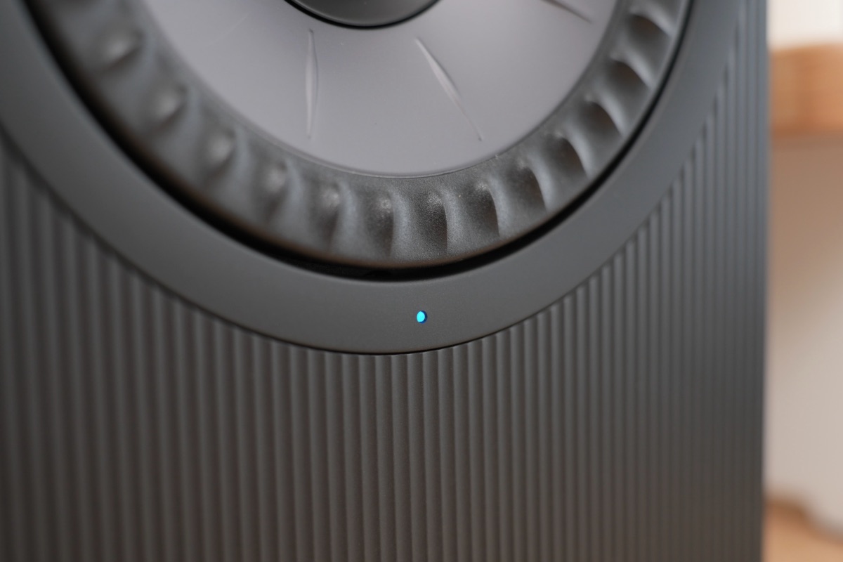 正面に小さく配置されたLEDインジケーター