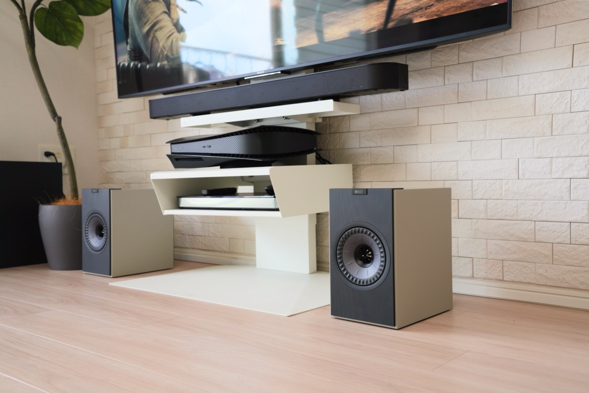 テレビの横に床置きしたKEF Coda W