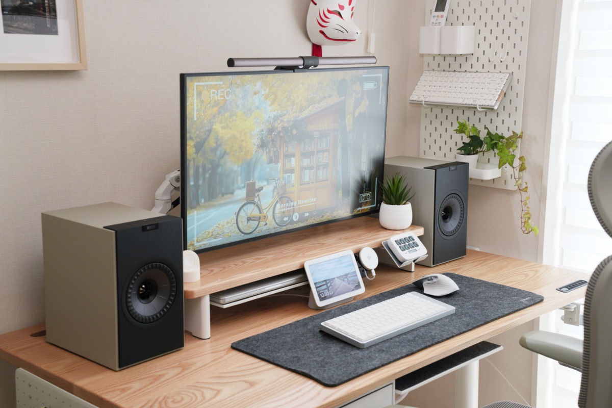 OKデスクに配置したKEF Coda W