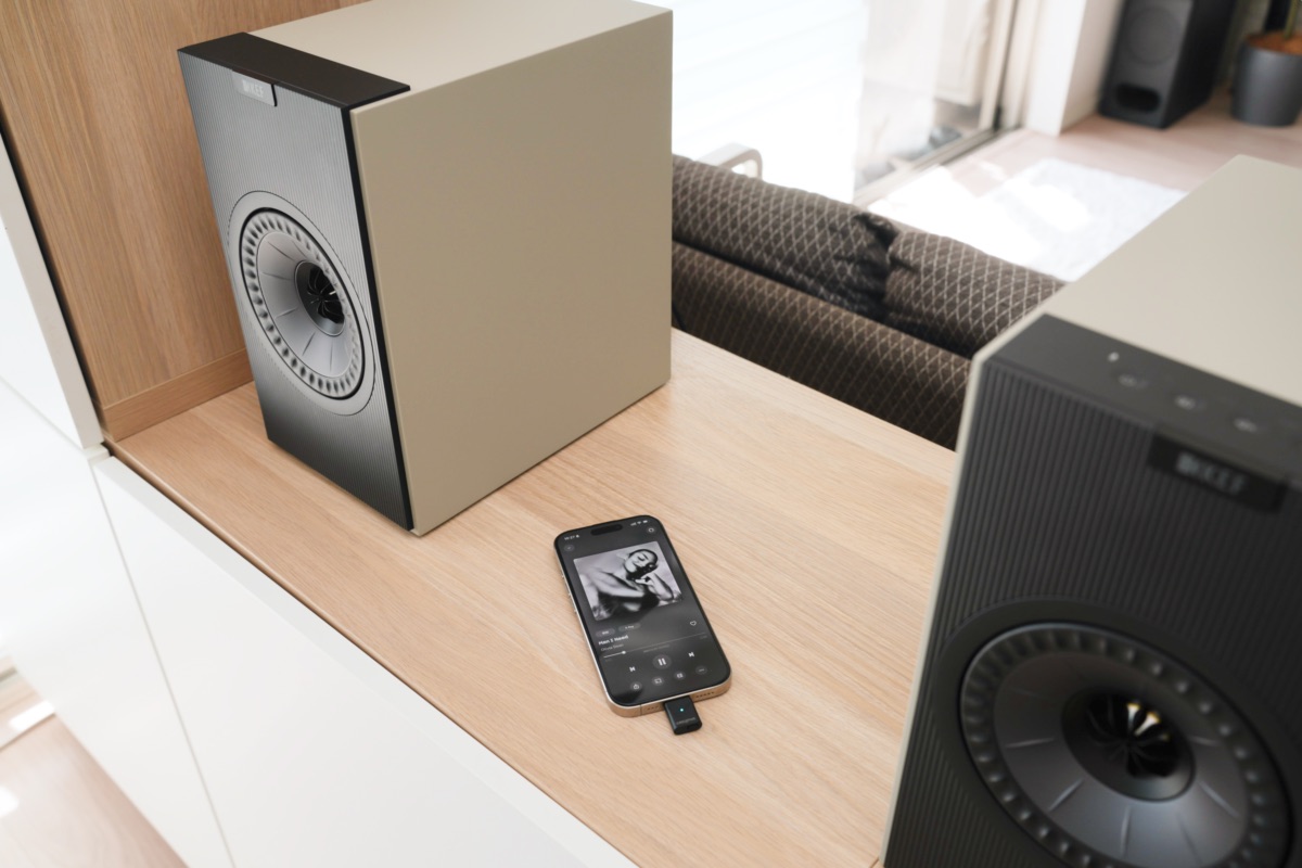 Creative BT-W6を指したiPhone16ProとKEF Coda W