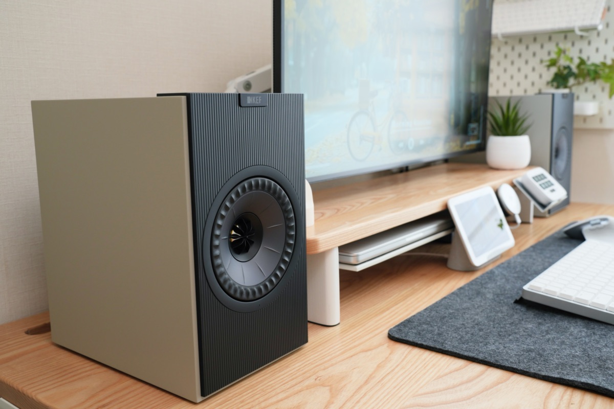 デスクに設置したKEF Coda W