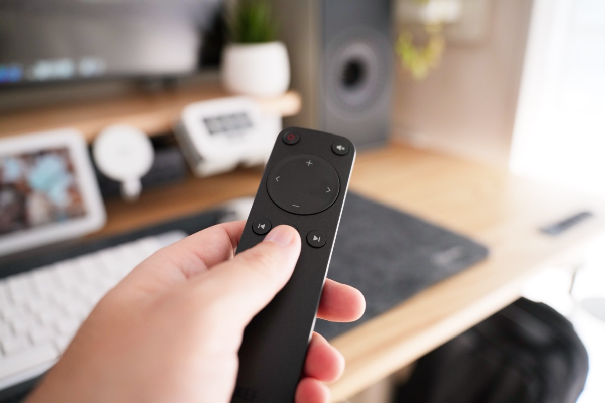 KEF Coda Wのリモコンを操作する様子