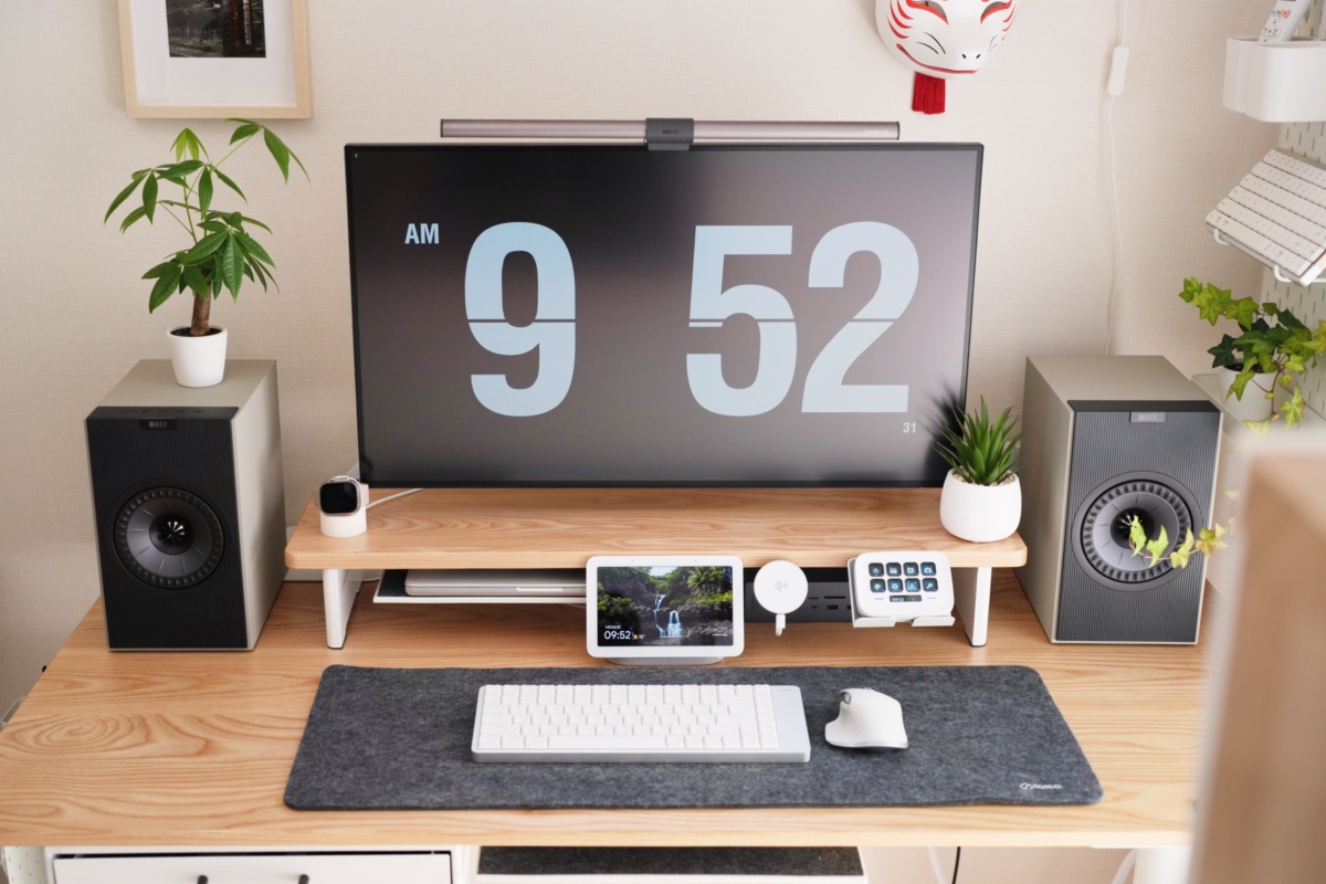 デスクに設置したKEF Coda W（俯瞰映像）