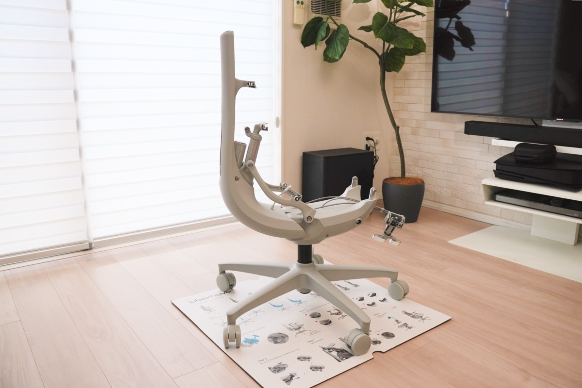 キャスターベースとバックサポートバーを接続した様子