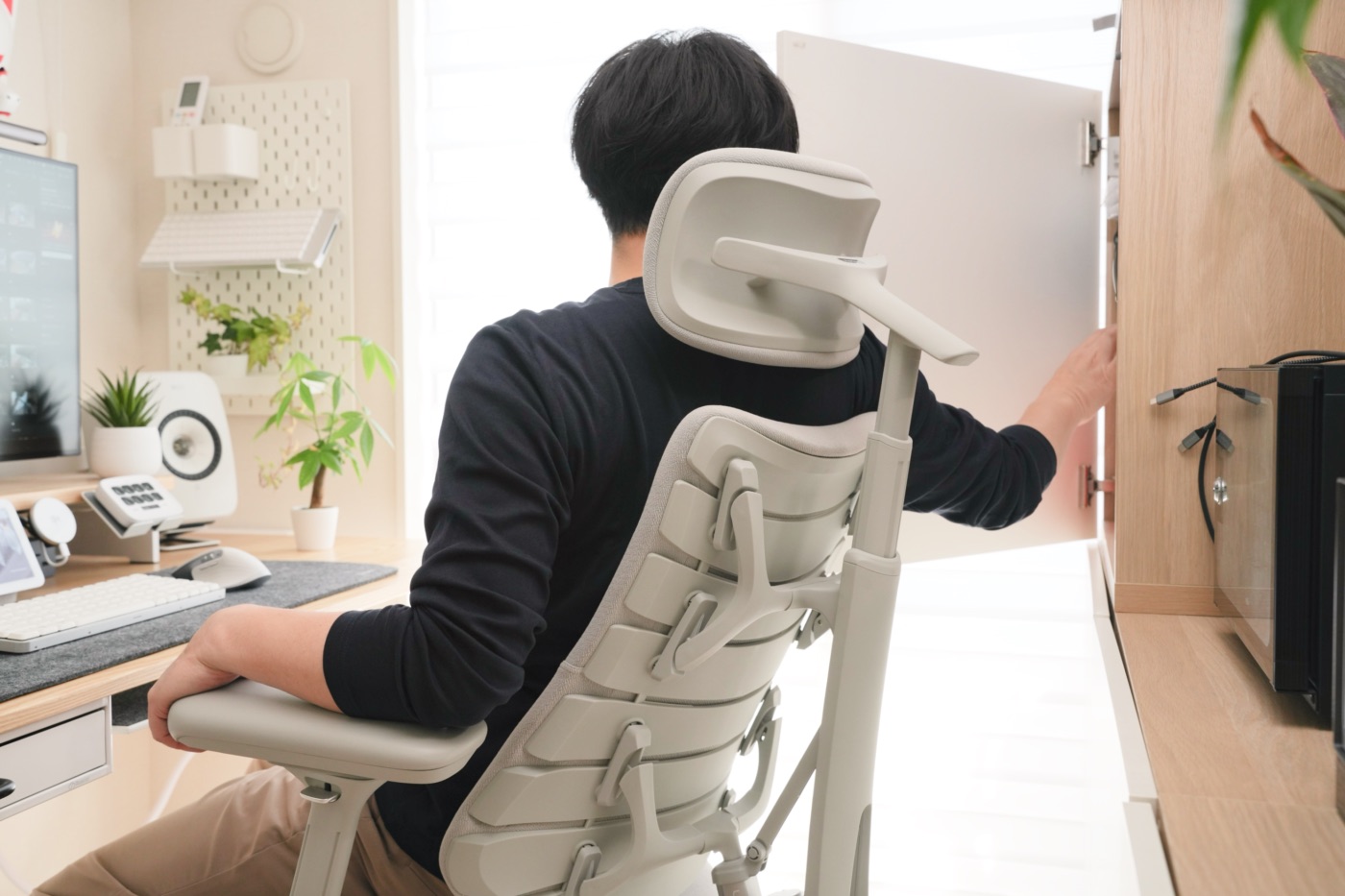 LiberNovo Omniに座ったまま背後にある書類をとる筆者