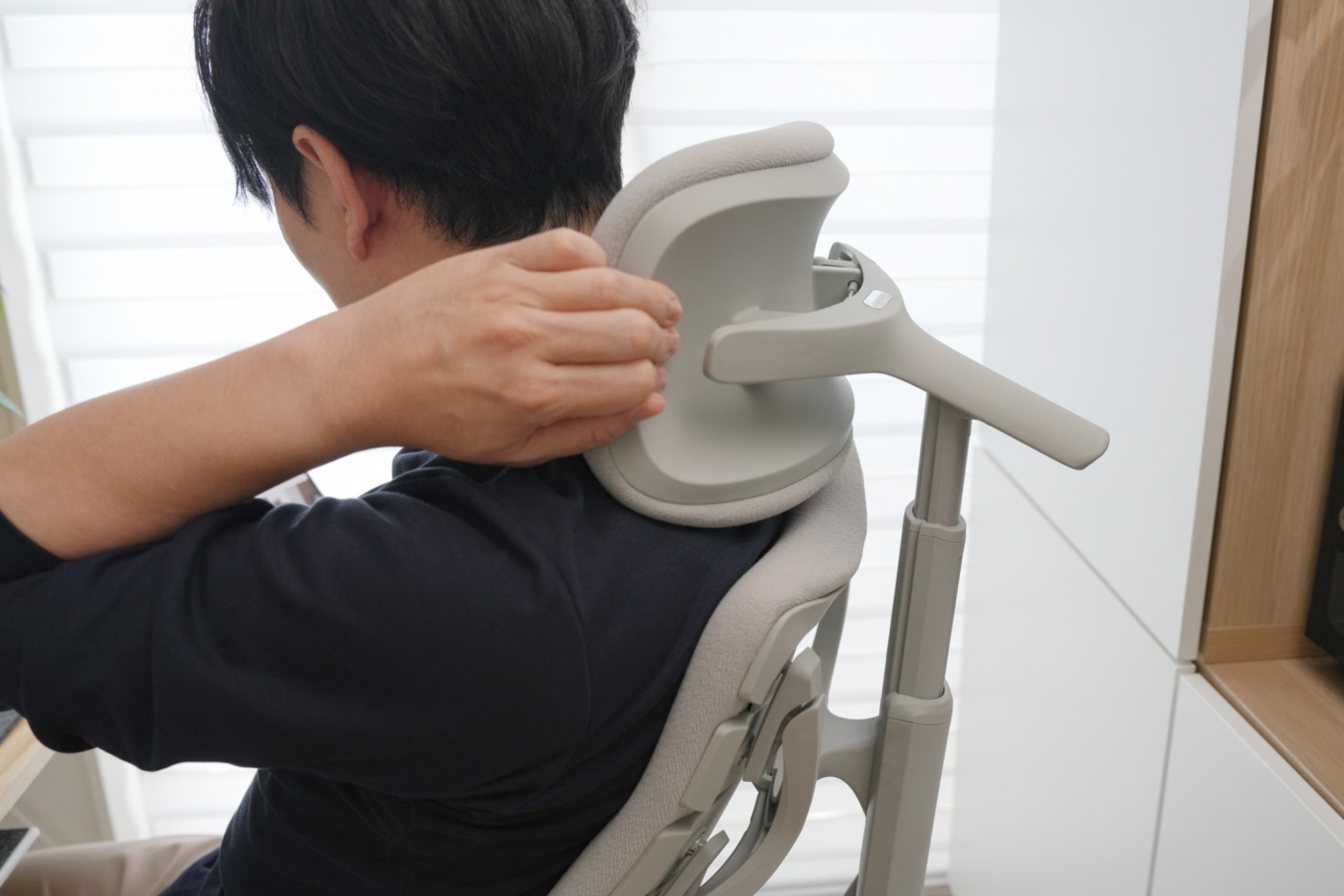 横向きでヘッドレストをひねる筆者