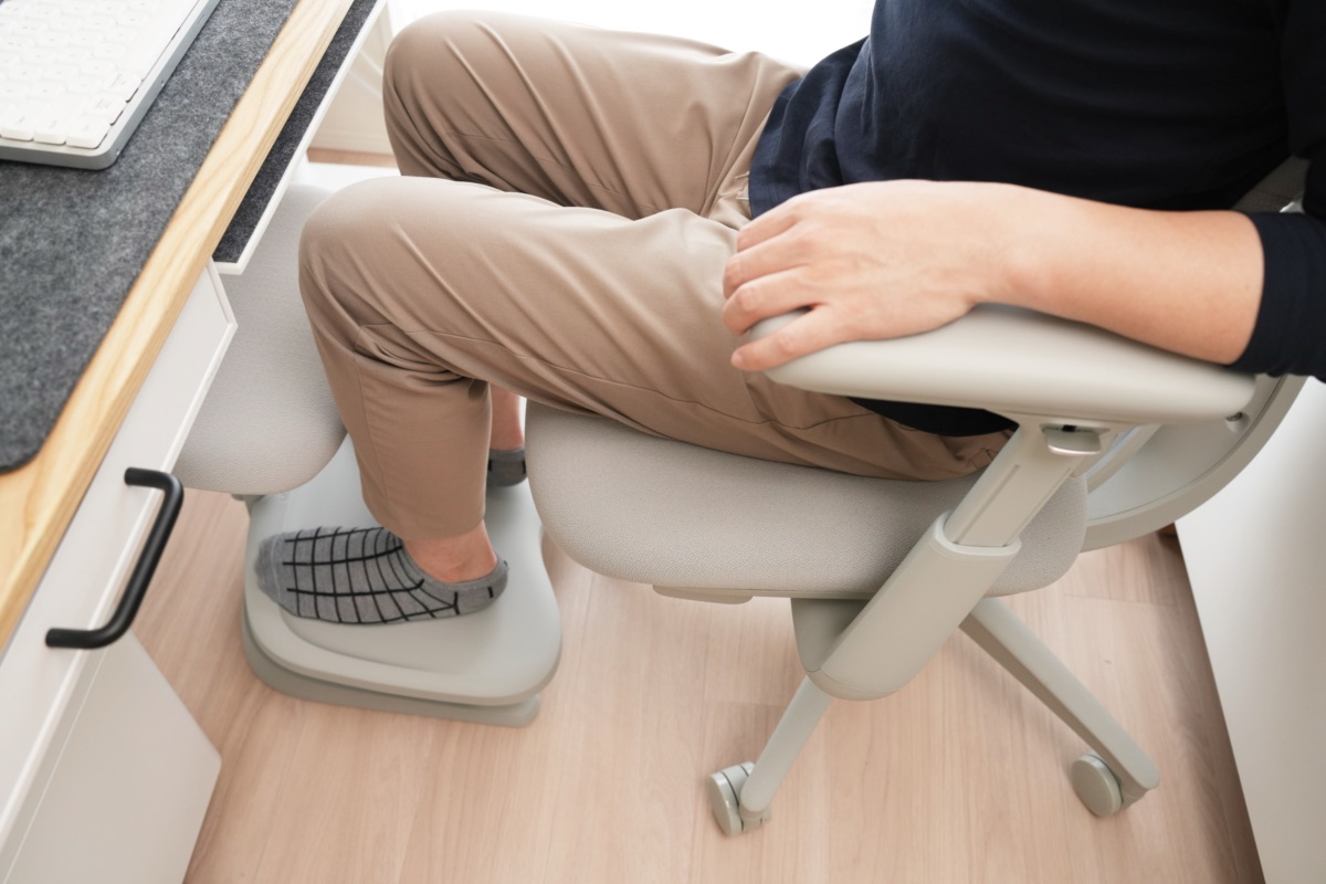 フットレストに足を置く筆者