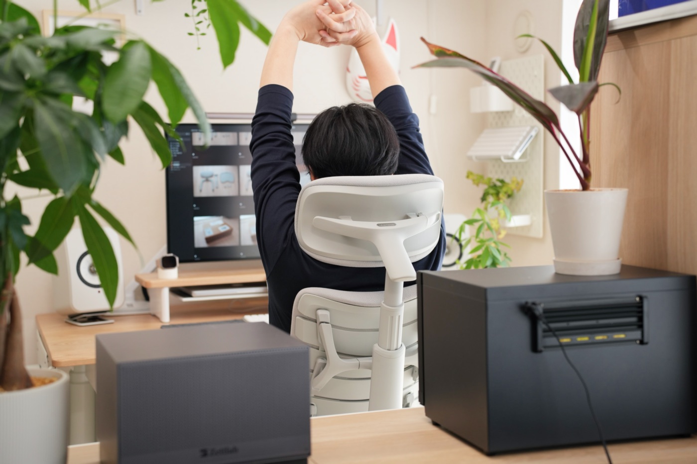 LiberNovo Omniに座り伸びをする筆者