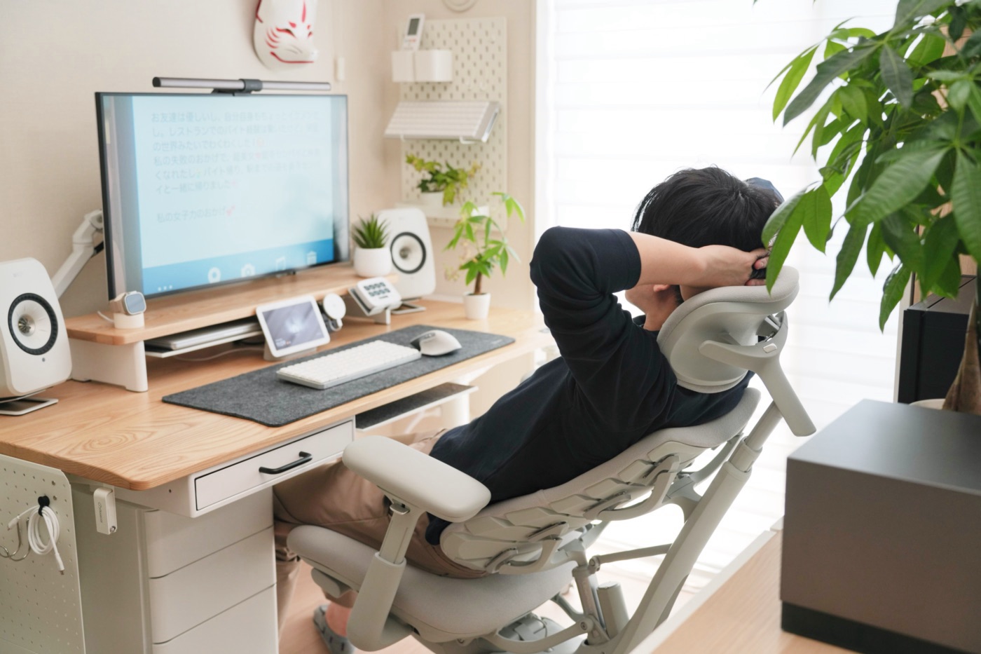 少しリクライニングして映像を見る筆者