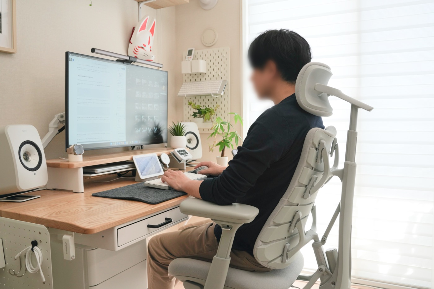 LiberNovo Omniに座りタイピングをする筆者