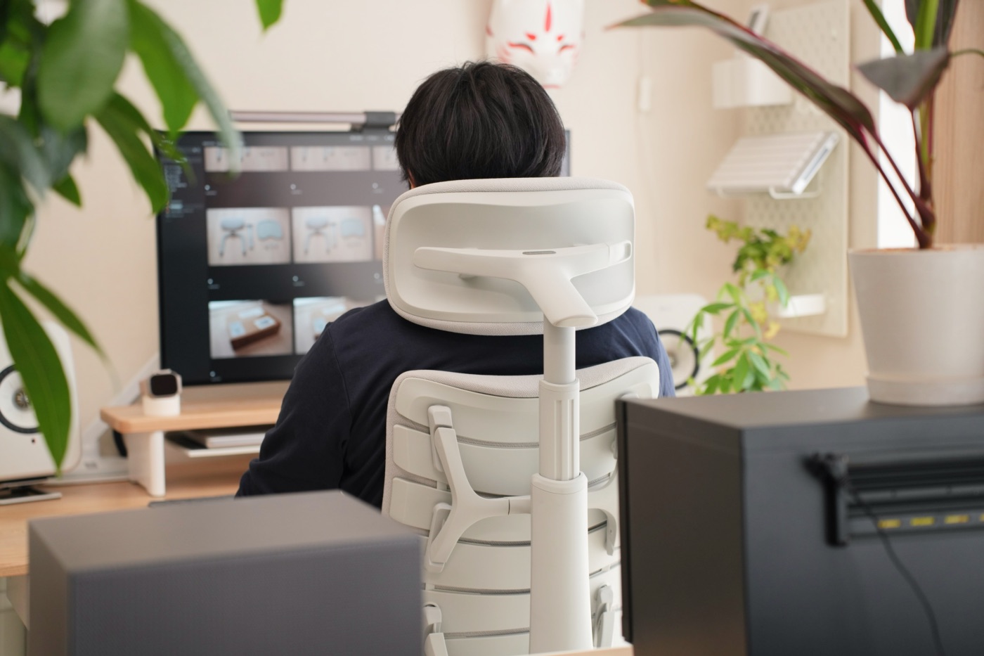 LiberNovo Omniに座り作業をする筆者