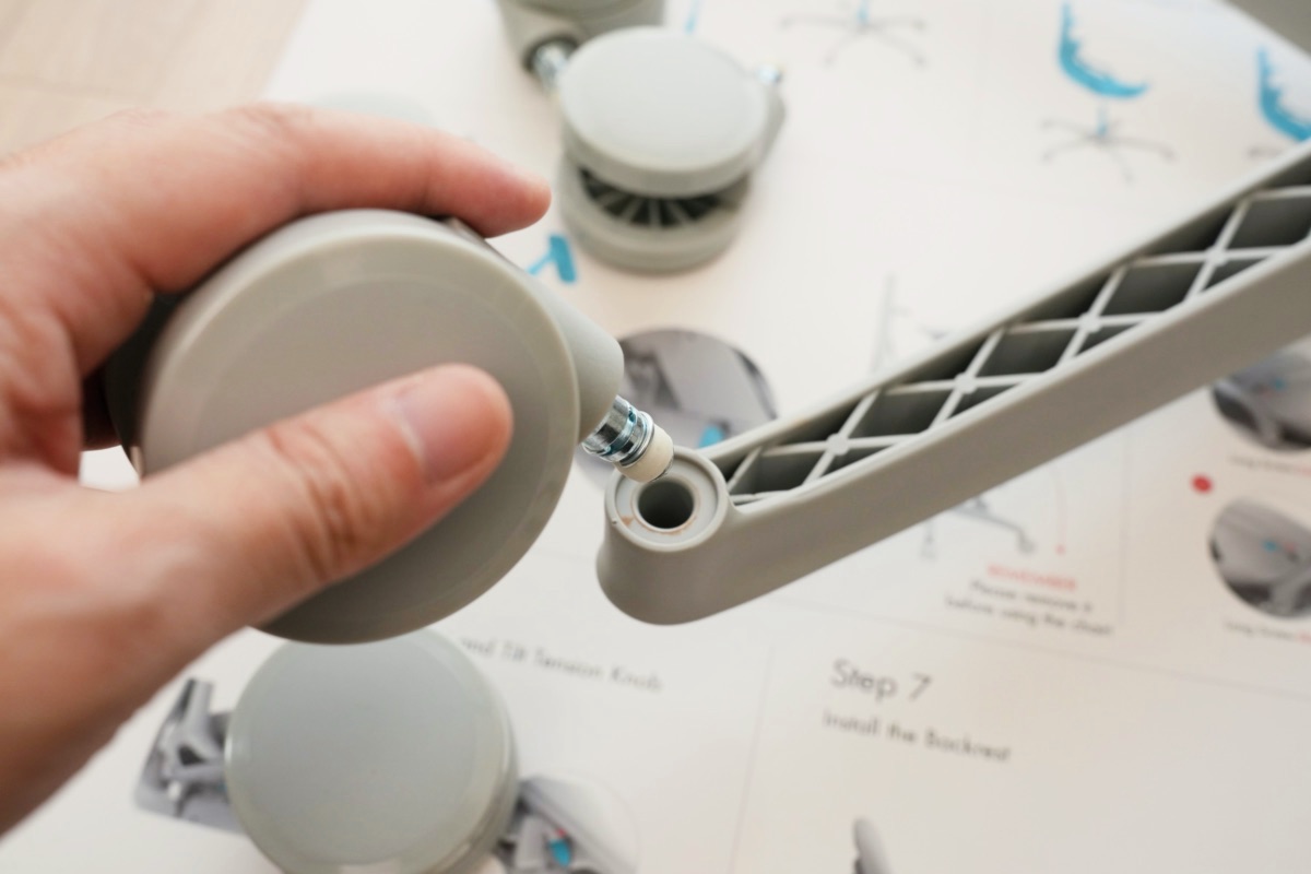 キャスターをキャスターベースに取り付ける