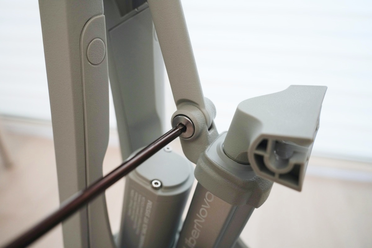 バックサポートバーとジョイントロッドをネジで留める