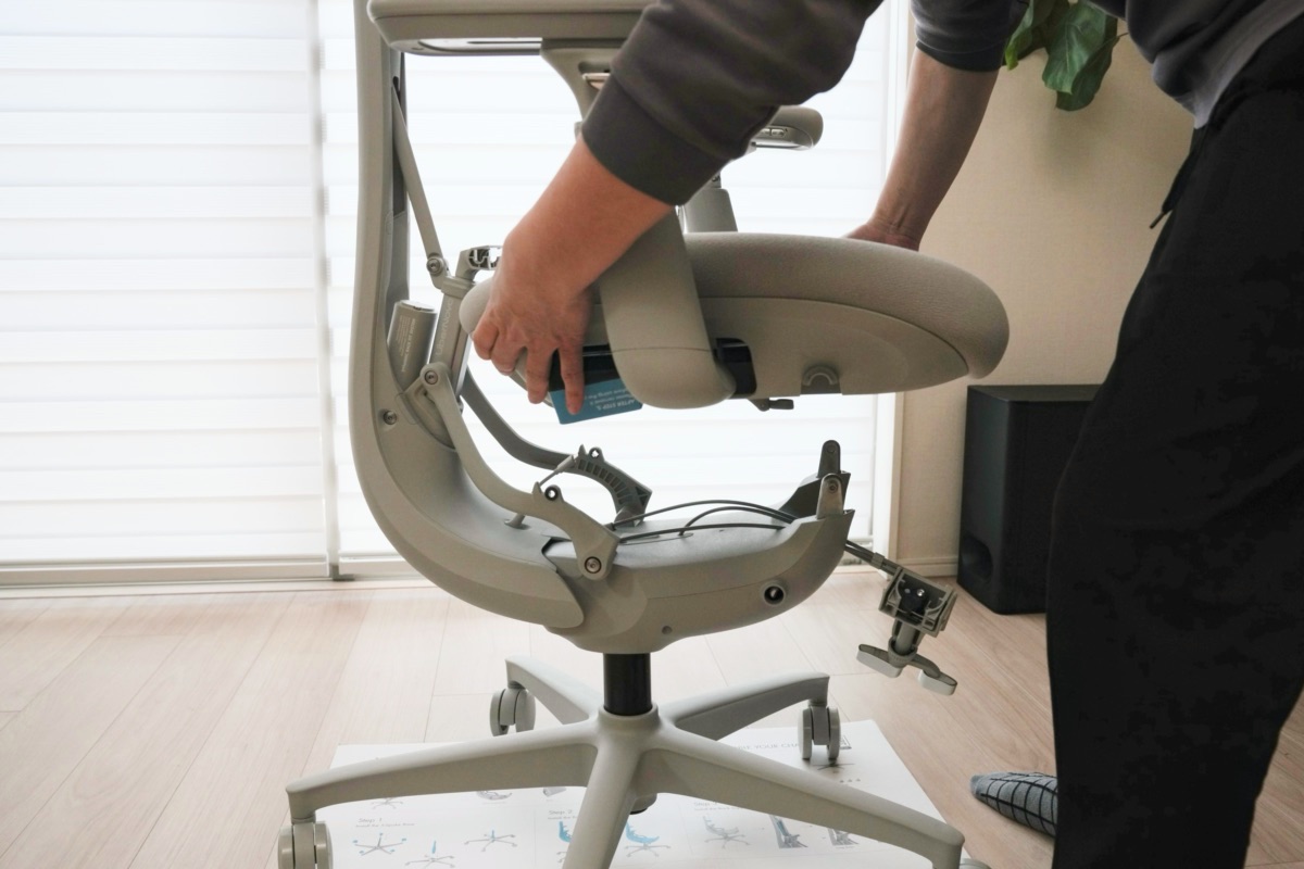 座面ベースをフレームに乗せる