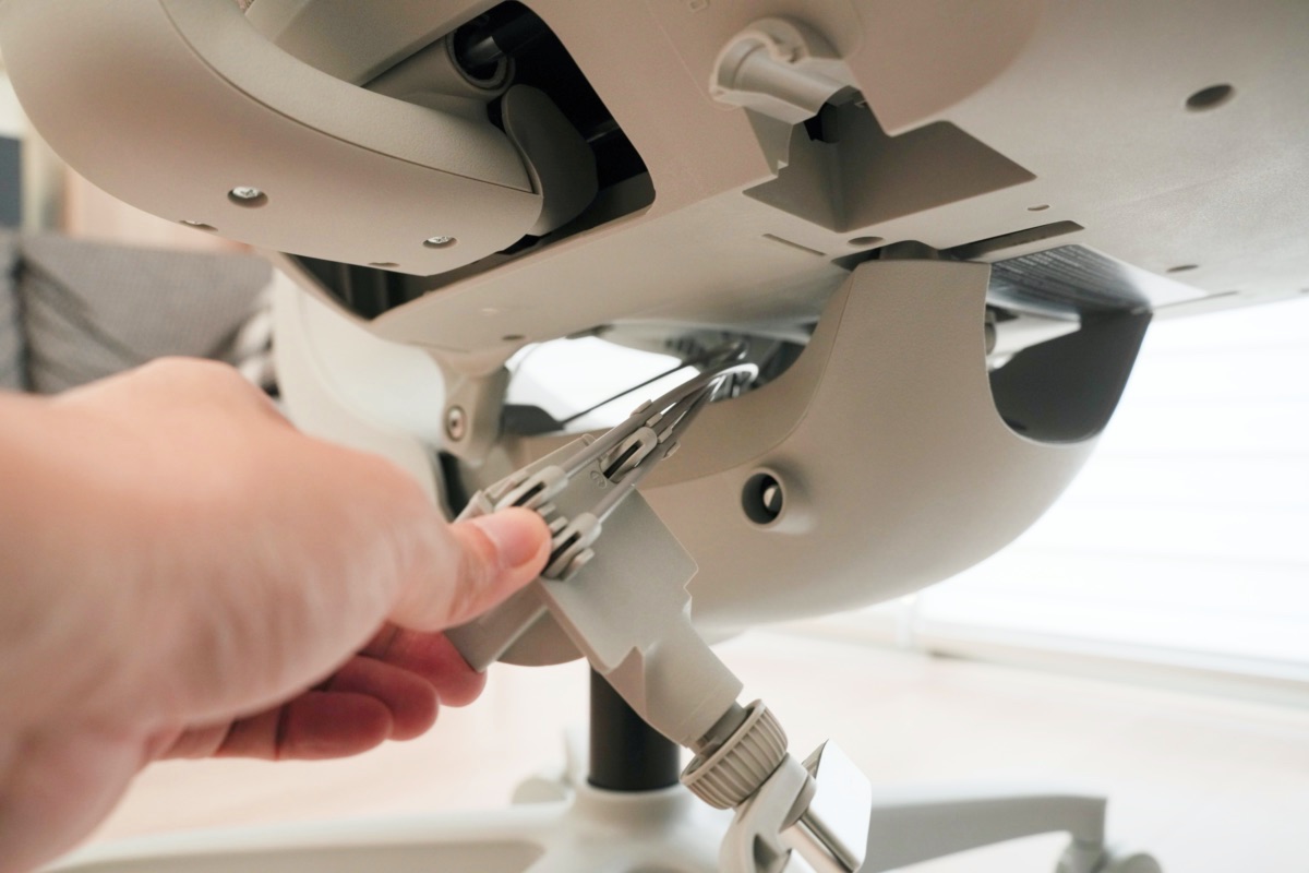 リクライニングスイッチをフレームの横から出す